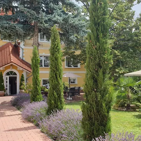 Eden Apartmanhaz 2 * Balatonfured